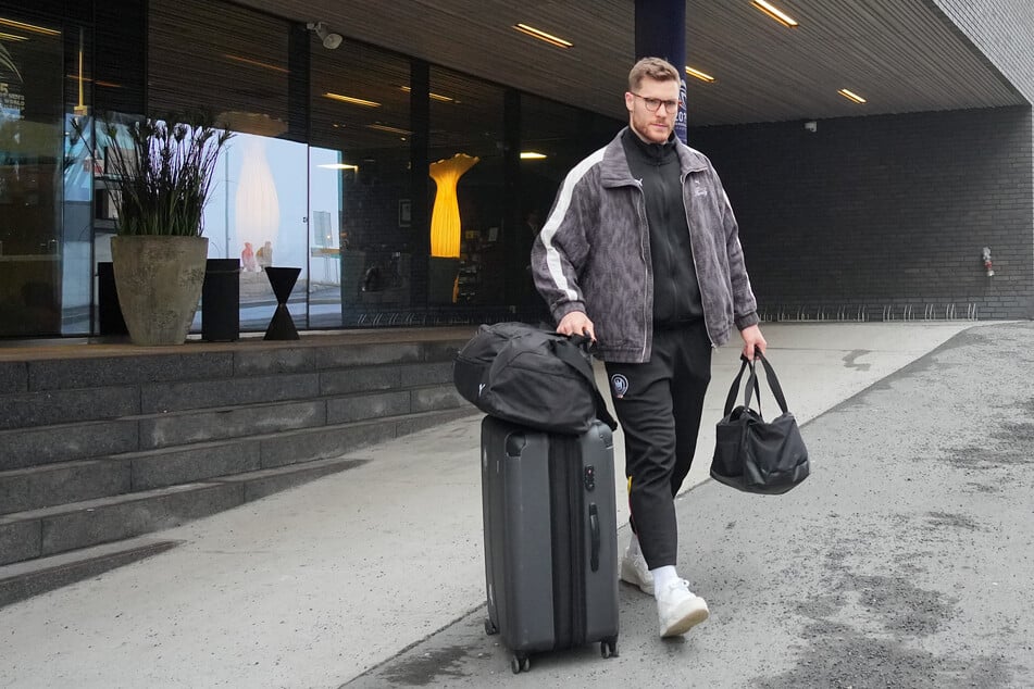 Hängende Köpfe im Lager der deutschen Handball-Nationalmannschaft! Kapitän Johannes Golla (27) verlässt das Hotel Scandic Fornebu mit Koffer und Taschen, der Frust ist ihm anzusehen.