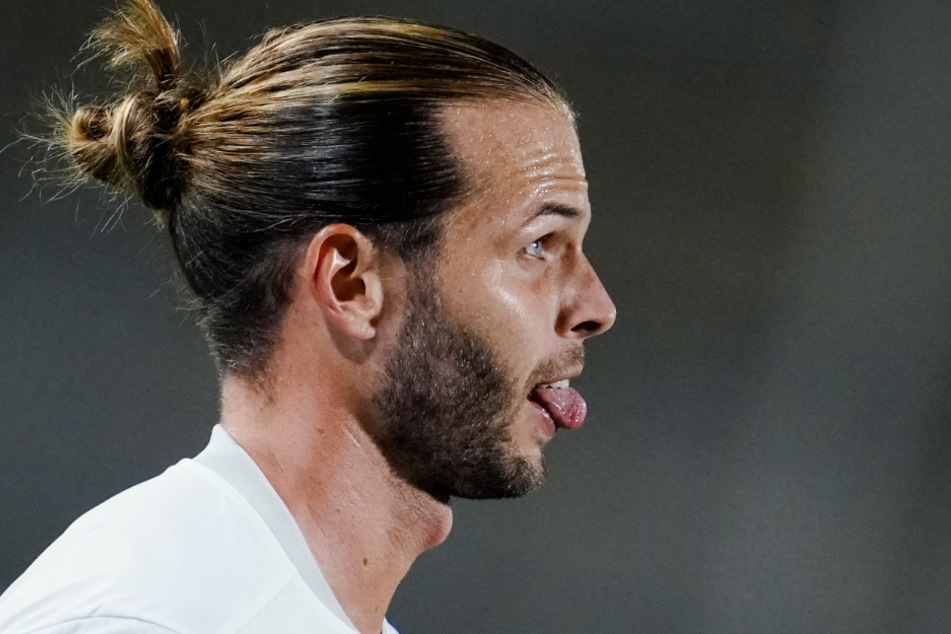 Nanu, wem streckt Dennis Diekmeier (31) denn hier die Zunge entgegen?