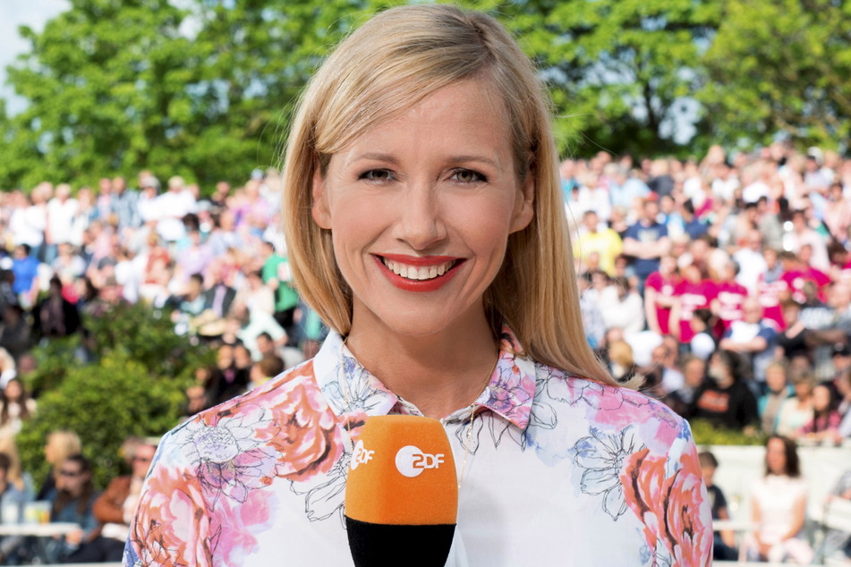 ZDF-Fernsehgarten-Moderatorin Andrea Kiewel (57) schaute bei diesem Show-Zwischenfall ganz schön verdutzt aus der Wäsche.