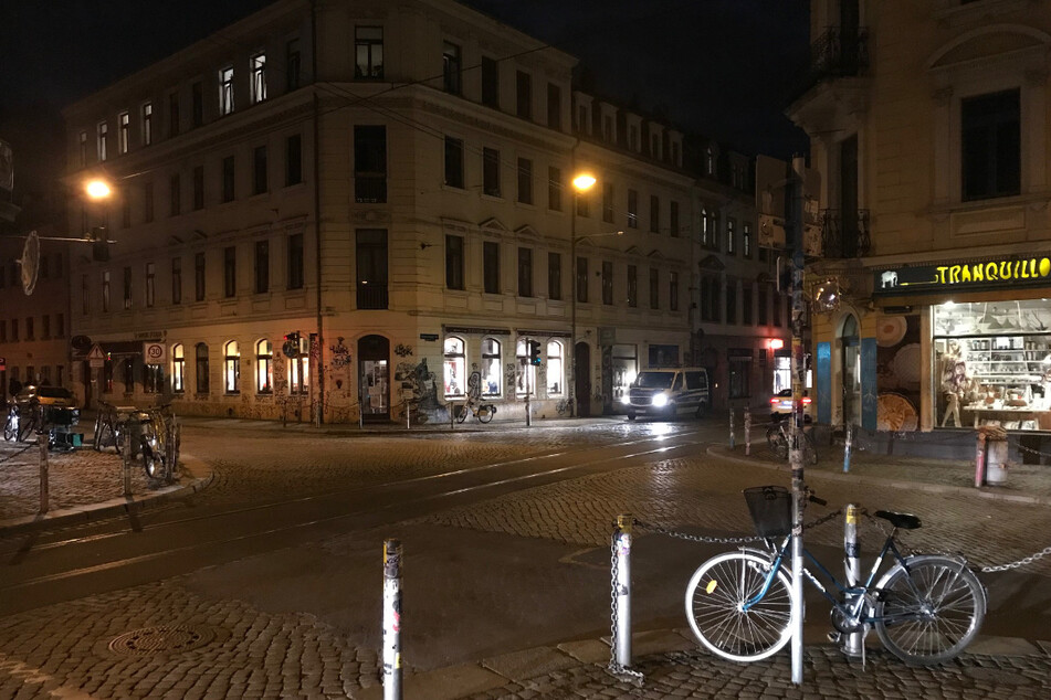 Nach dem Demo-Ende zog gegen 22.15 Uhr auch die Polizei wieder ab, die zwischenzeitlich mit einem Großaufgebot vor Ort war.