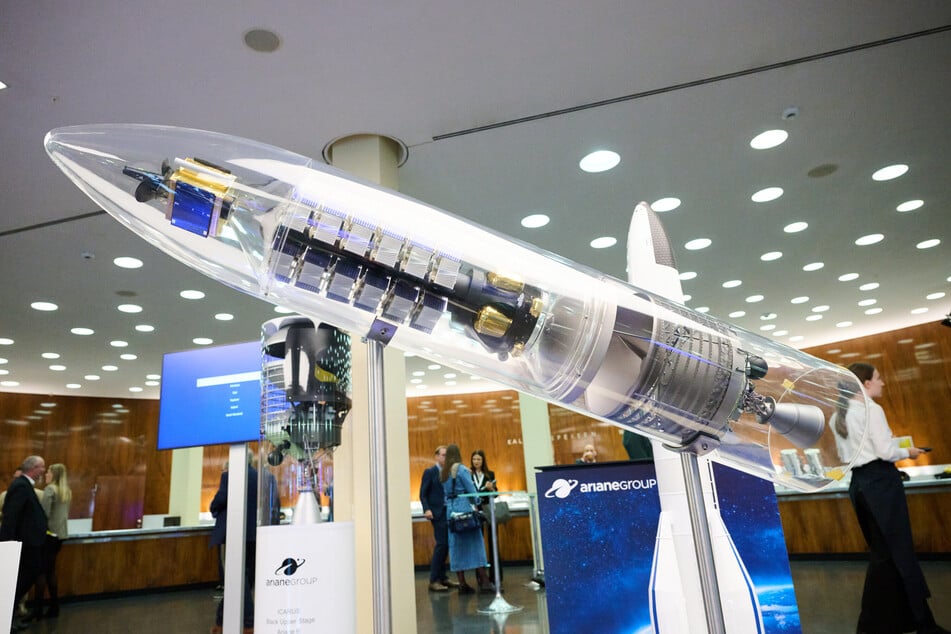 Das Modell eines Raumfahrzeugs ist beim Weltraumkongress des Bundesverbandes der Deutschen Industrie ausgestellt.