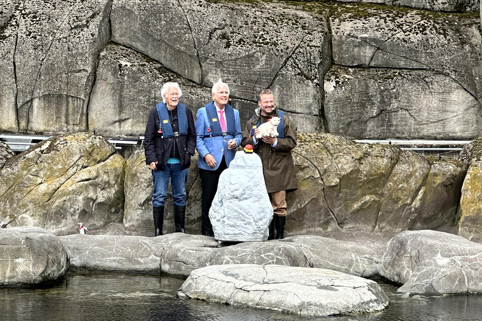 Carlo von Tiedemann (l.) mit Geschäftsführer des Tierpark Hagenbeck in Hamburg, Dr. Dirk Albrecht und Sänger Sasha bei der Eisbären-Taufe des Eisbär-Babys Anouk.
