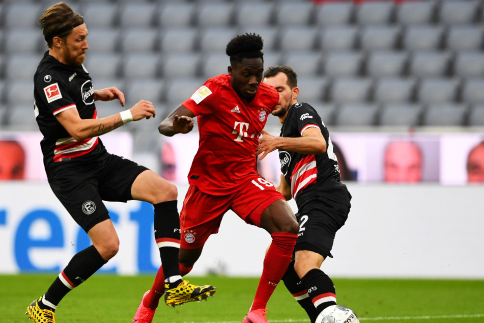 Unaufhaltsamer Sololauf: Alphonso Davies (M.) legt für den FC Bayern München nach diesem Tempodribbling das 5:0 nach.