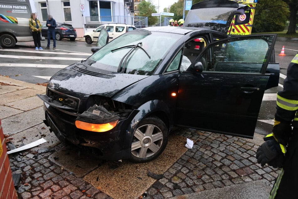 Der Audi krachte gegen eine Mauer auf der Augustusburger Straße.