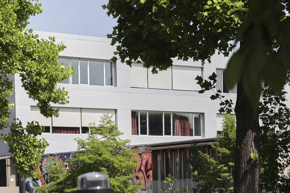 Blick auf das Schulgebäude, wo ein 21-jähriger Österreicher vor einer Woche zehn Menschen und sich selbst tötete.
