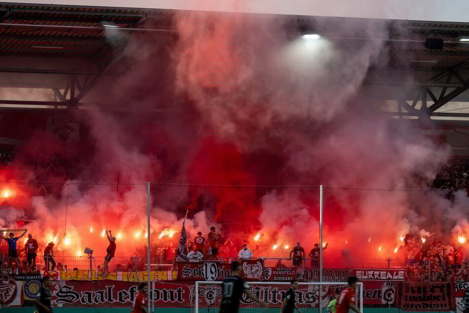 Im Leuna-Chemie-Stadion setzen die HFC-Fans gern mal optische Akzente. 