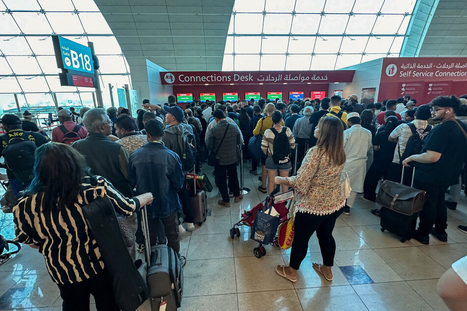 Hunderte gestrandete Menschen mussten am Flughafen in Dubai auf den Abzug des Sturms warten.