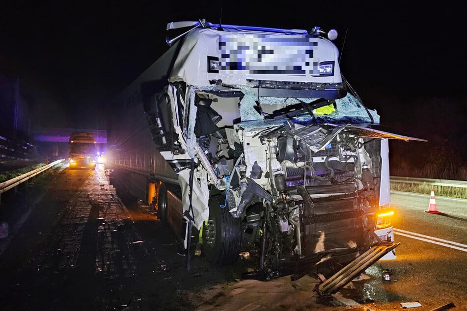 Der Fahrer des auffahrenden Lkw wurde nach ersten Informationen verletzt ins Krankenhaus gebracht.