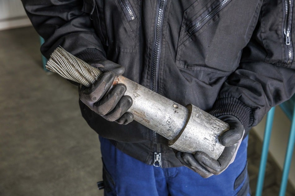 Alle vier Jahre zur Sicherheit: Diese Endstücke des Zugseils werden erneuert.