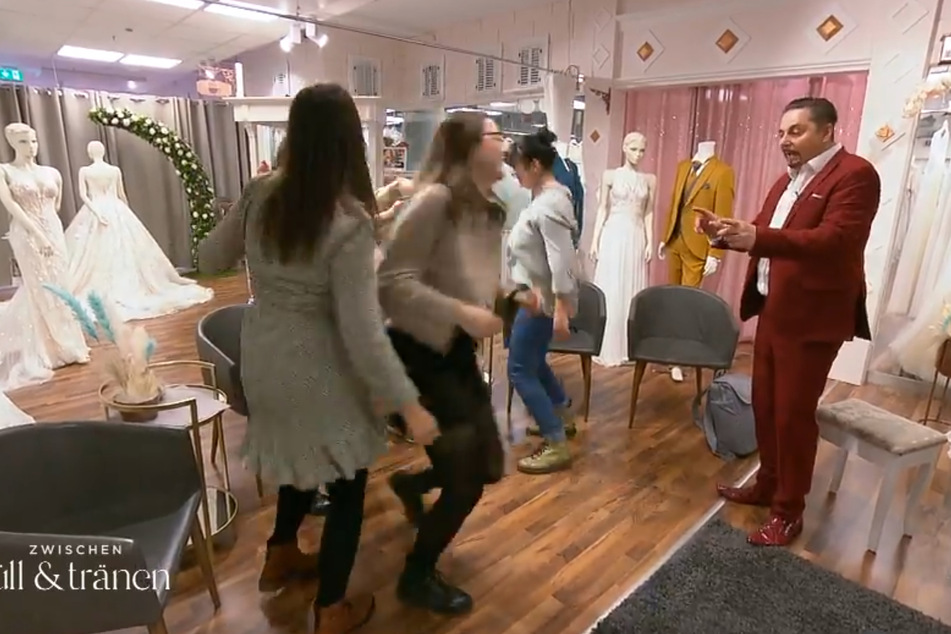 Braut Daniela und ihre Shoppingbegleitungen zeigen Uwe, wie rockiges Tanzen geht.