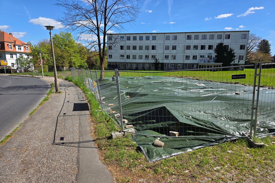 Infolge eines Barackenbrands an der Caspar-David-Friedrich-Straße im Dresdner Stadtteil Strehlen waren mehrere Asbest-Dachplatten freigelegt worden. Erst nach Wochen wurden die Brandreste mit einer Plane überdeckt.
