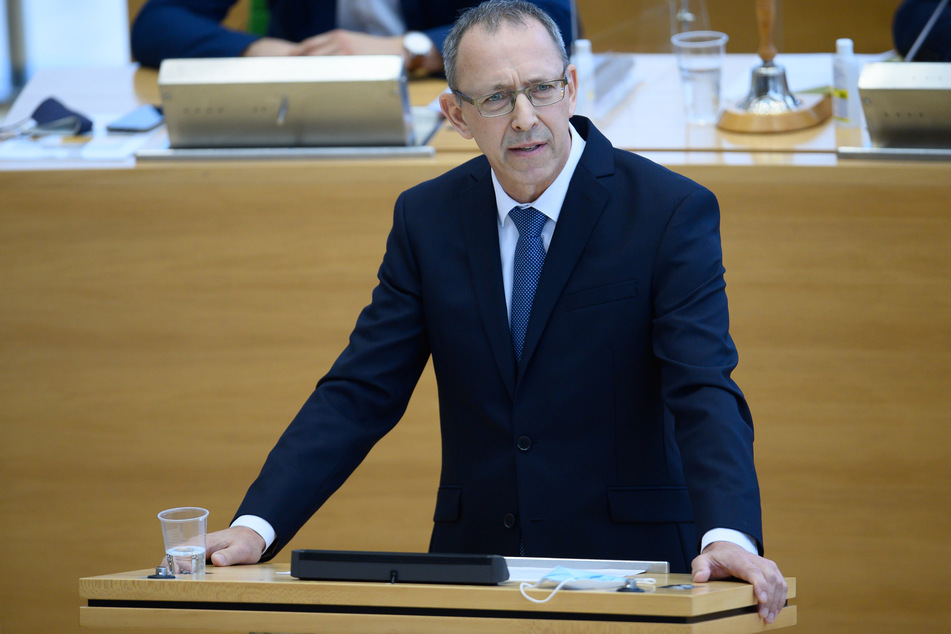 Jörg Urban (56), der Fraktionsvorsitzende der AfD in Sachsen, spricht vor dem Landtag, schafft es aber nicht, genug Abgeordnete von seiner Sache zu überzeugen.