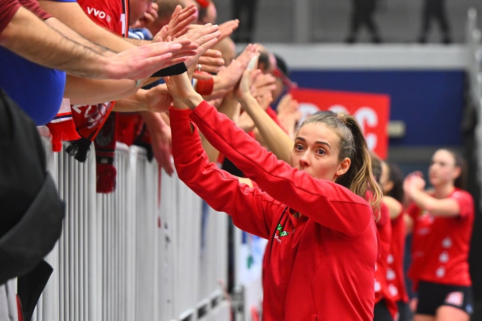 Abklatschen mit den Fans. Die Enttäuschung nach der Niederlage und dem Europacup-Aus steht Sarah Straube (22) aber ins Gesicht geschrieben.