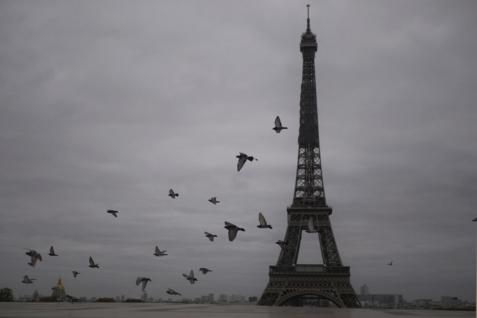 Der Eiffelturm in Paris hat bald seine zweite Corona-bedingte Schließung überstanden.