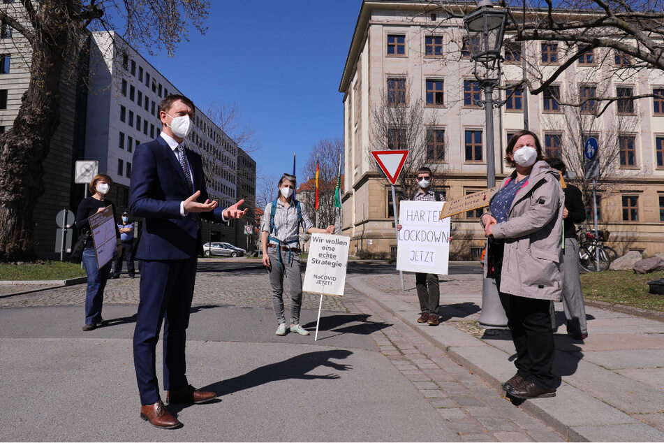 Kretschmer bei der Diskussion mit NoCovid-Anhängern und Befürwortern eines harten Lockdowns.