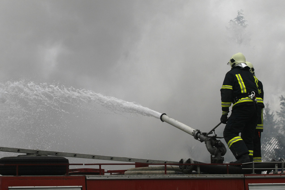 Die Feuerwehr war im Einsatz, als das alte Bahnhofsgebäude in Seehausen brannte. (Symbolbild)