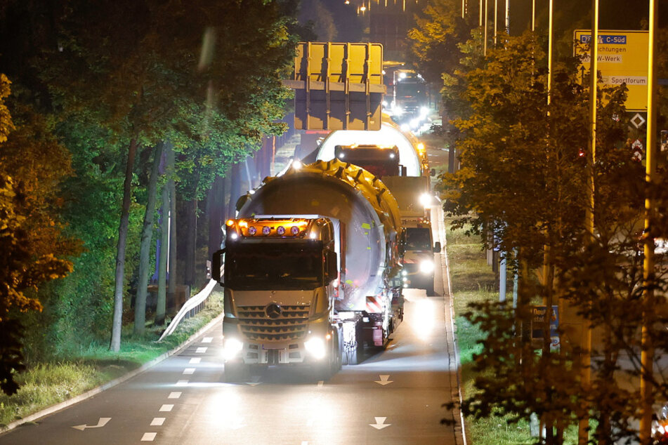 Der Transport nahm, wie hier auf dem Südring, teils zwei Fahrstreifen ein.