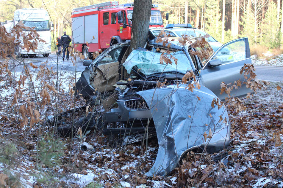 Ein BMW knallte bei einem Unfall in Brandenburg so wuchtig gegen einen Baum, dass dieser am Ende inmitten des Wagens stand.