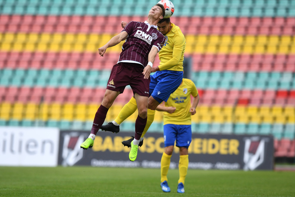 Matthias Steinborn (vorn) beim Kopfballduell mit dem Jenaer Justin Schau.