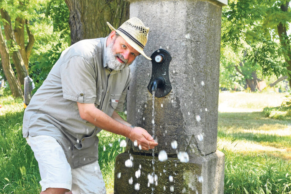 In Dresden sprudeln sie bereits: Egbert Nensel (62) nutzt den Trinkwasserbrunnen in der Lingnerallee regelmäßig.