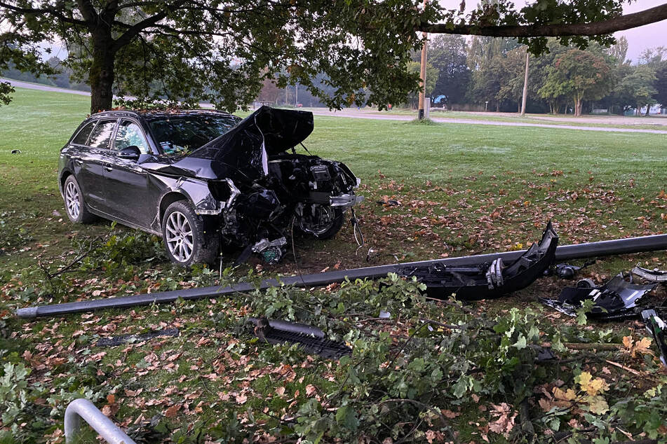 Gegen 5 Uhr morgens endete eine Autofahrt für einen 19-Jährigen und seine beiden Mitfahrer im Krankenhaus.