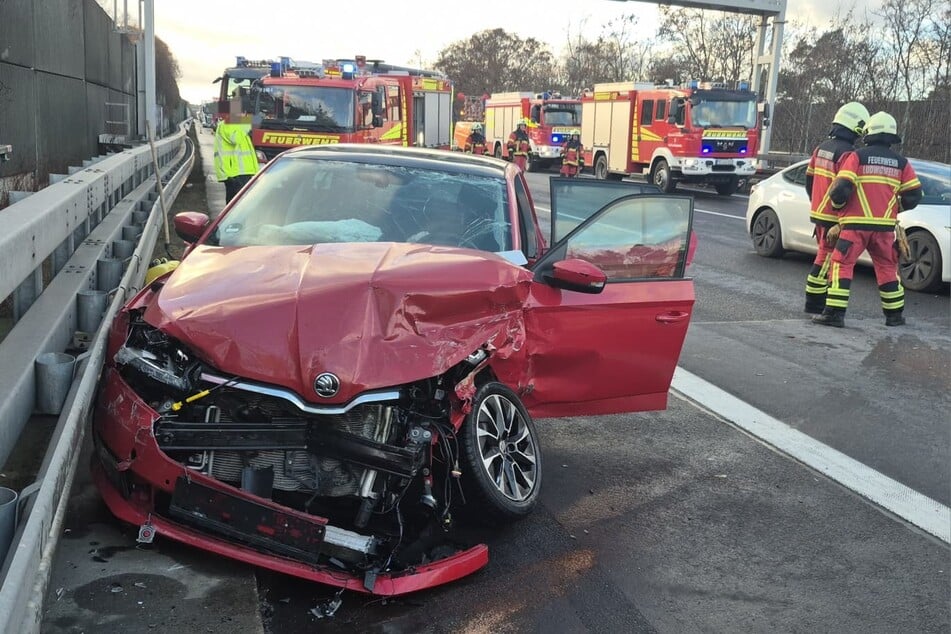 Die Feuerwehr räumte nach dem Crash die Fahrbahn.
