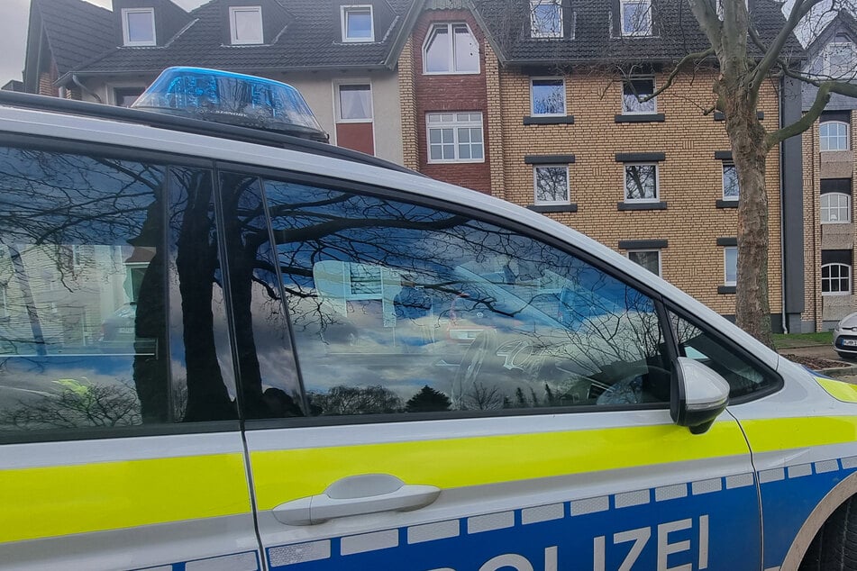 Berlin: Rassistisches Motiv: Mutter mit Kind auf offener Straße angeschrien - Polizei greift durch!