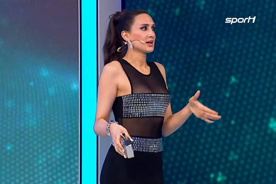 Celia (28) präsentiert ihr Outfit, mit dem sie auf eine Kunstausstellung gehen würde.
