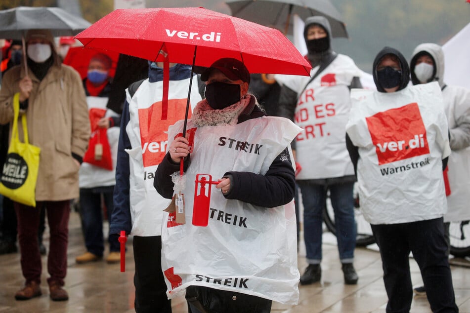 Mitglieder der Vereinigten Dienstleistungsgewerkschaft Verdi nehmen an einem Warnstreik im öffentlichen Dienst teil. (Archivbild)
