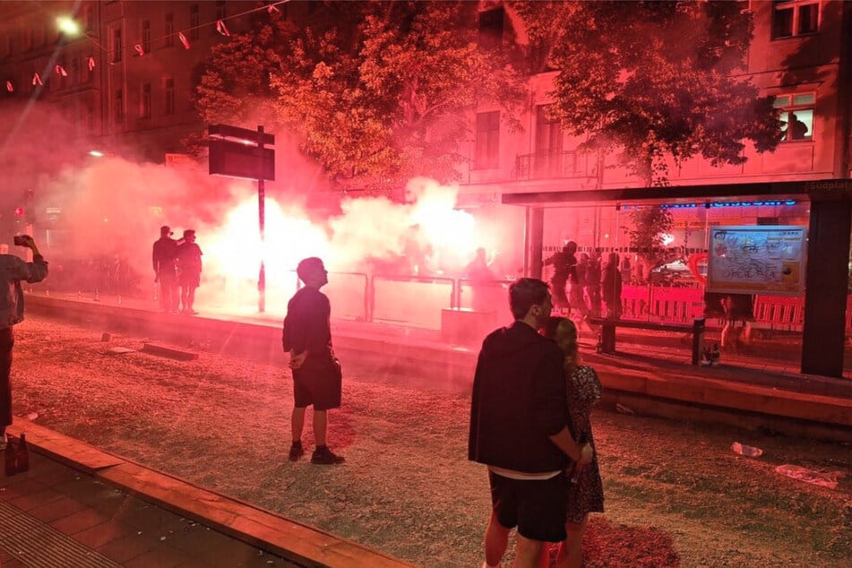 Am Freitagabend versammelten sich auf der Karl-Liebknecht-Straße in Leipzig Unterstützer von Maja T. zu einer Spontandemonstration. Sie zündeten Pyrotechnik und attackierten das Büro einer Grünen-Politikerin.