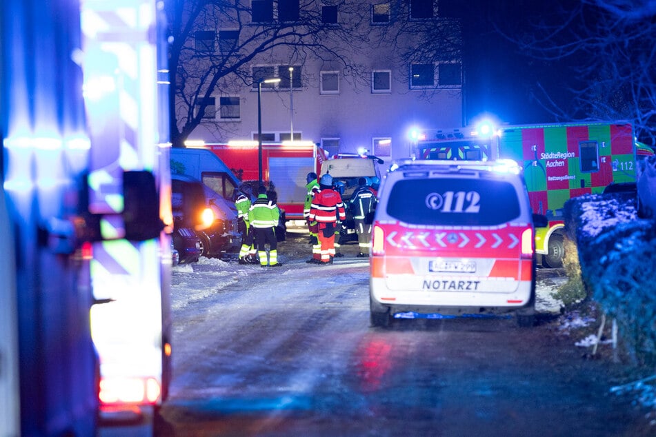 Auch ein Notarzt rückte am späten Sonntagabend zu dem Mehrfamilienhaus in Alsdorf-Kellersberg aus.