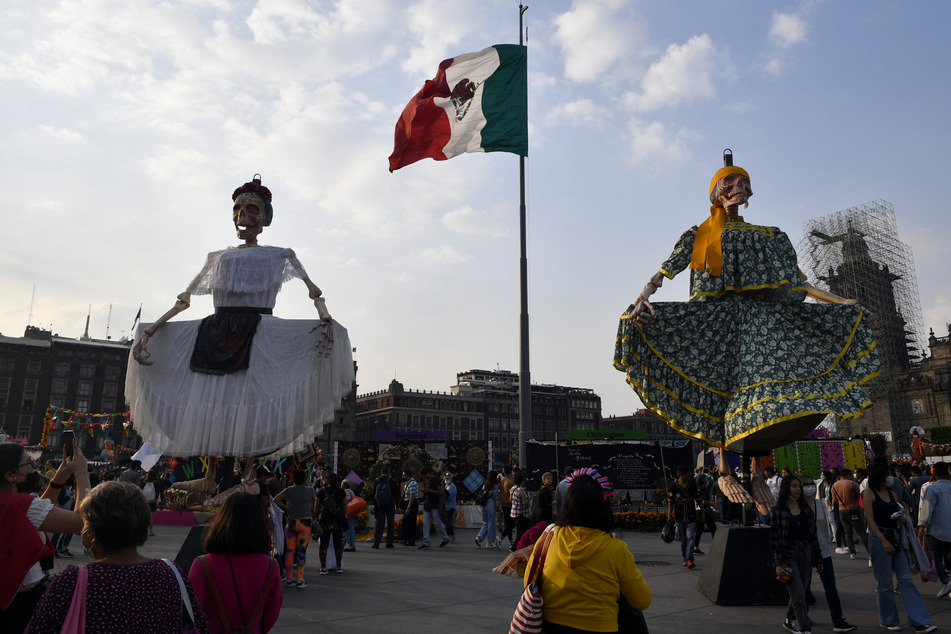 Majestätische Catrinas waren während der monumentalen Opfergabe am "Tag der Toten" auf dem Zocalo-Platz in Mexiko City zu sehen.