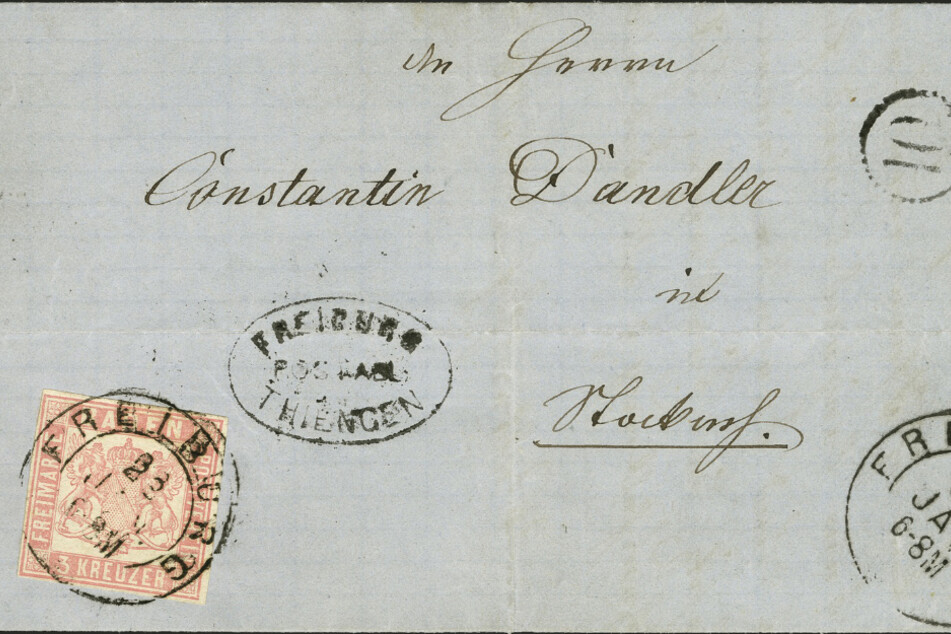 Die versehentlich ungezähnte Briefmarke mit dem Namen "Stockach Provisorium" aus dem Jahr 1867 ist auf einen Briefumschlag gelebt, der von Freiburg nach Stockach geschickt wurde.