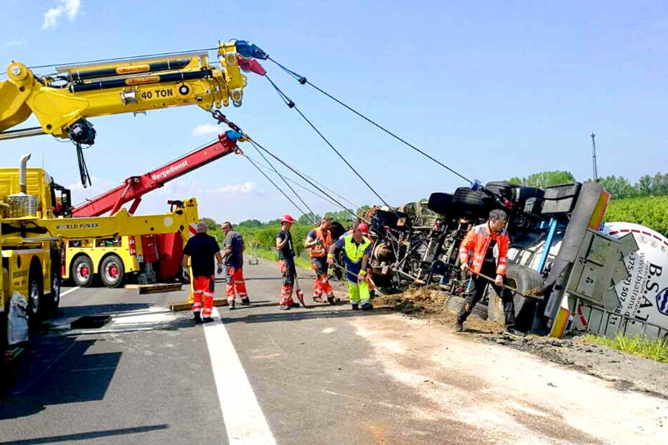 Am Sonntag wurde der ausgebrannte Lkw aus dem Straßengraben der A12 geborgen.