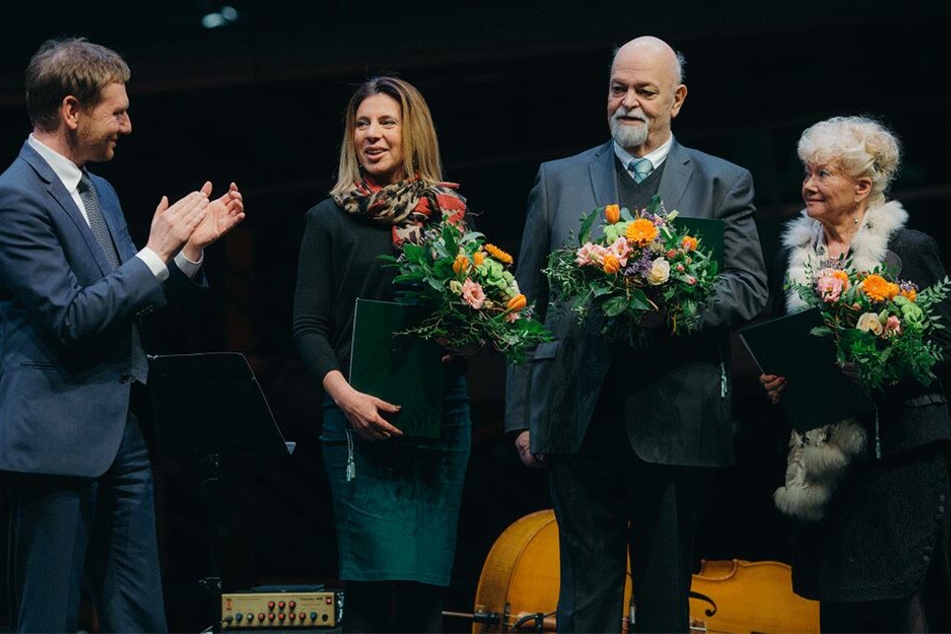 Applaus! Ministerpräsident Michael Kretschmer beklatschte beim Neujahrsempfang Swetlana Geisler-Reiche, Ernst Lieb und Christine Rössler (v.l.). Die Unternehmer wurden für ihr soziales Engagement in Sachsen geehrt.