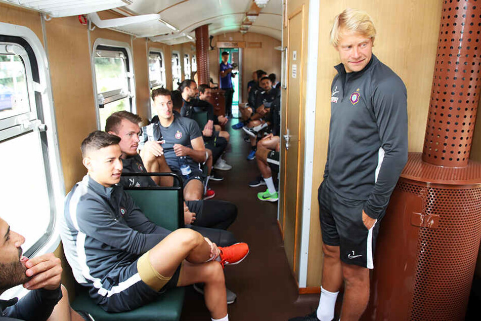 Die FCE-Kicker im Zug. Rechts steht Jan Hochscheidt, links sitzt Nicolas Sessa.
