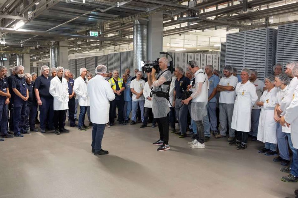 Mitarbeiter von Haribo bei der Einweihung der neuen Fabrik in Grafschaft.