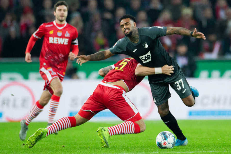 Kölns Rafael Czichos (l) und Hoffenheims Jürgen Locadia versuchen an den Ball zu kommen.