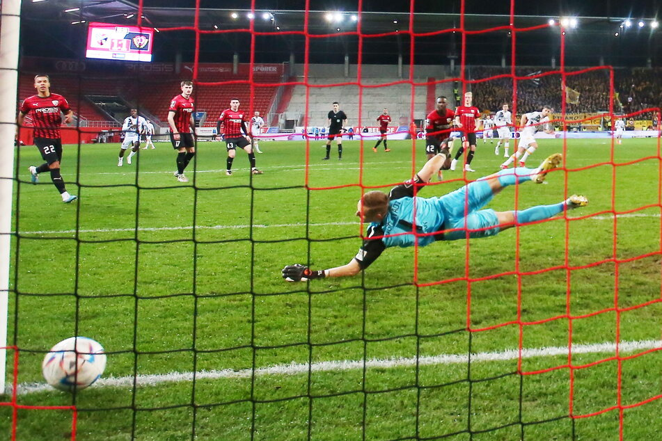 Ahmet Arslan (r.) ließ Ingolstadts Schlussmann Marius Funk keine Chance.
