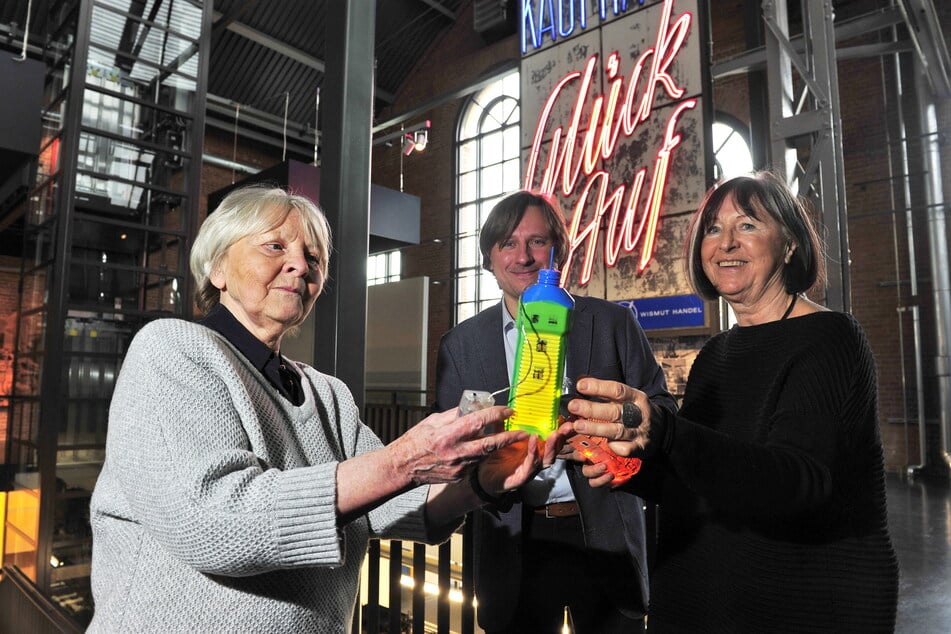 Sylvia Küpperbusch (76, l.) und Sonja Näder (76) trafen sich im Vorfeld der fit-Ausstellung mit dem Leiter des Industriemuseums, Jürgen Kabus (43).