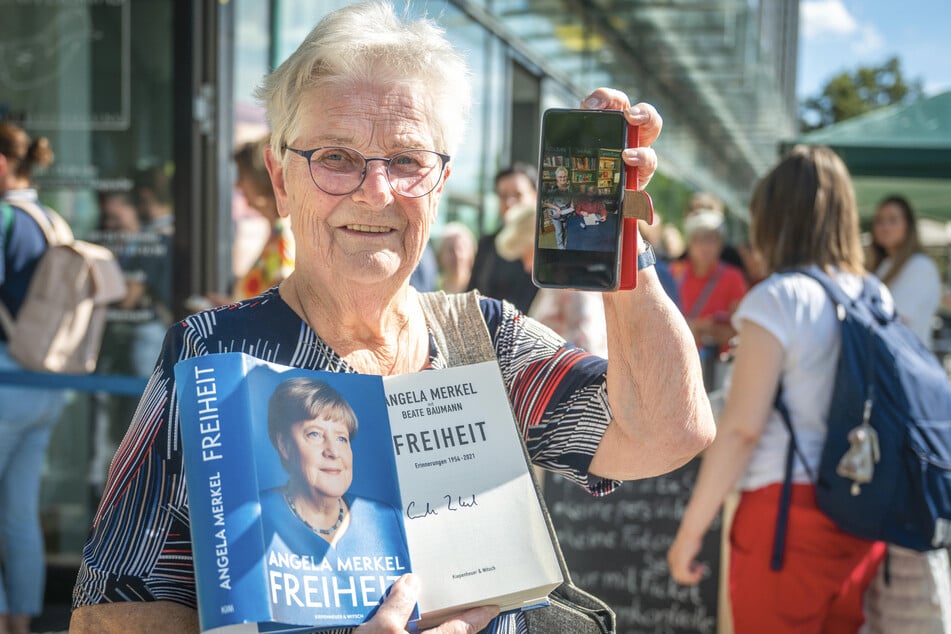 Rentnerin Sieglinde Schulze (87) ließ sich das Buch signieren und durfte danach ein Selfie mit Angela Merkel (70) machen.