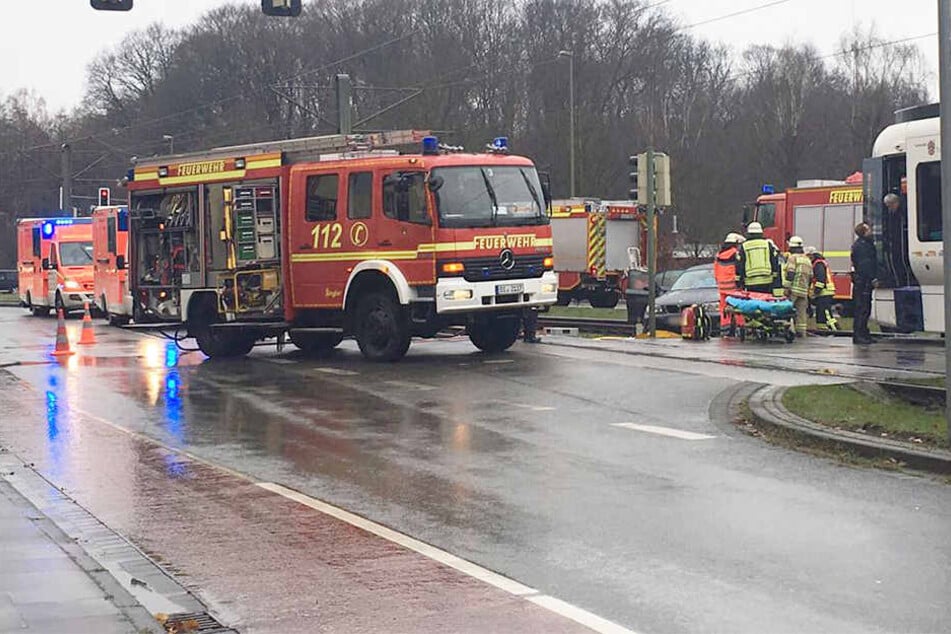 Feuerwehr, Polizei und Notärzte sind vor Ort.
