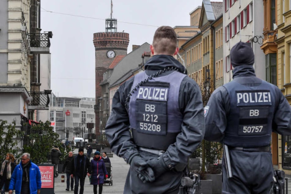 Polizisten der Hunderschaft sollen verstärkt in Cottbus Präsenz zeigen. (Bildmontage)