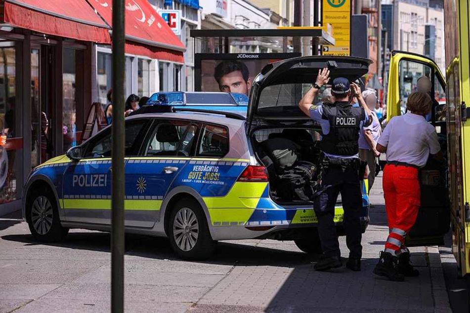 Polizei und Rettungswagen vor der Bäckerei-Filiale auf der Kesselsdorfer Straße.