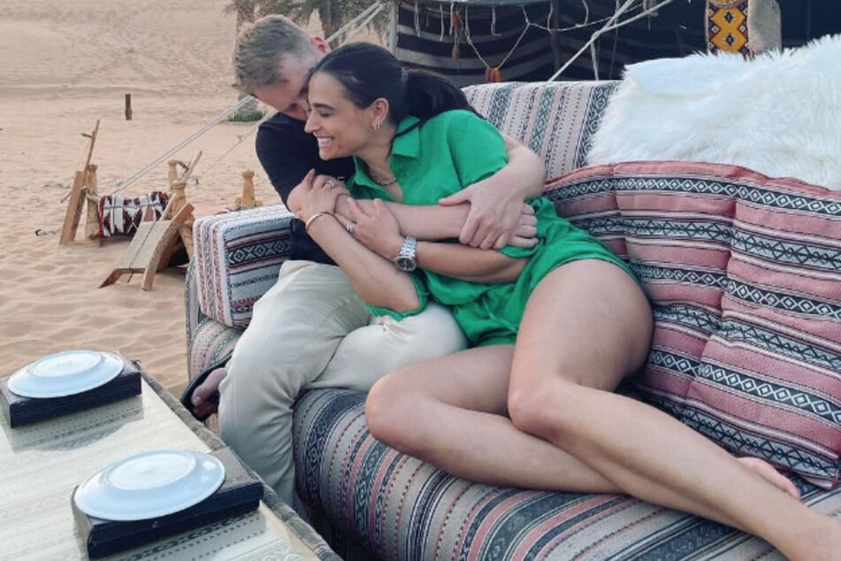 Ein Schnappschuss aus glücklicheren Tagen: Amira und Oliver beim Kuscheln in der Oman-Wüste.