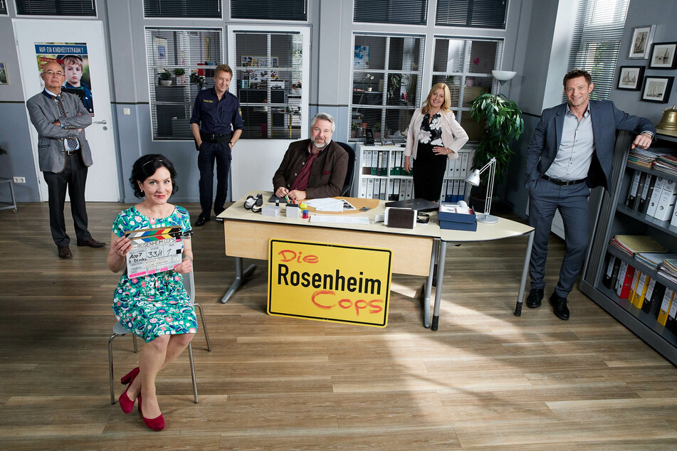 Die Schauspieler stehen am Set der "Rosenheim-Cops". Die ZDF-Erfolgsserie soll coronafrei bleiben. "Inhaltlich wird die Corona-Thematik nicht in der Serie aufgegriffen", sagte eine Sprecherin der Produktionsfirma.