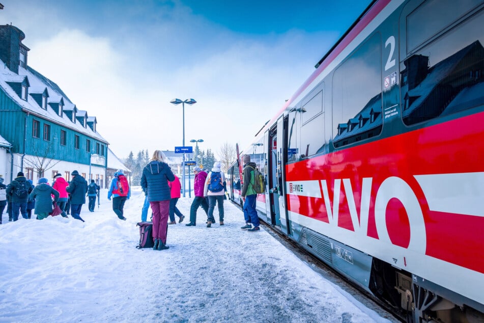 Alle Fans des Wintersports sollten den Ski- und WanderExpress nutzen.