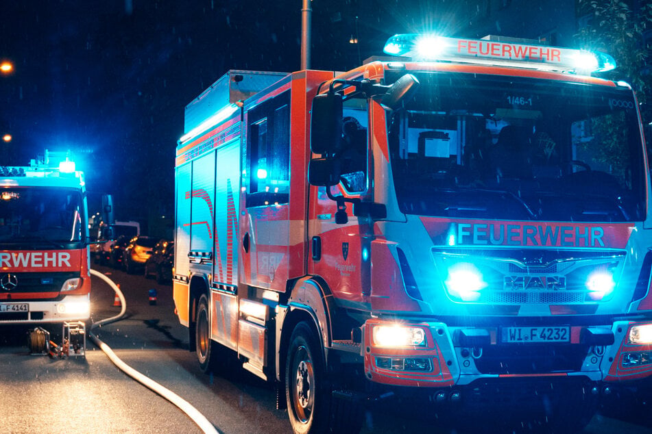 Zahlreiche Feuerwehr-Kräfte rückten am Donnerstagabend in die Riehlstraße im Wiesbadener Stadtteil Biebrich aus: In einem Wohnhaus war ein Kellerbrand ausgebrochen.