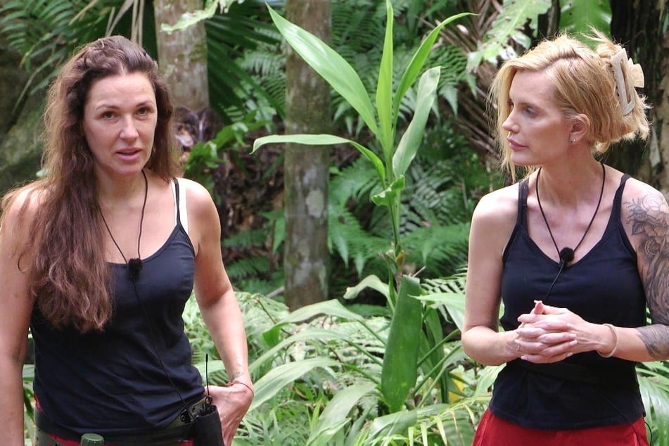 Simone Ballack (49, l.) und Mirja du Mont (50) tauschen sich am Lagerfeuer aus.