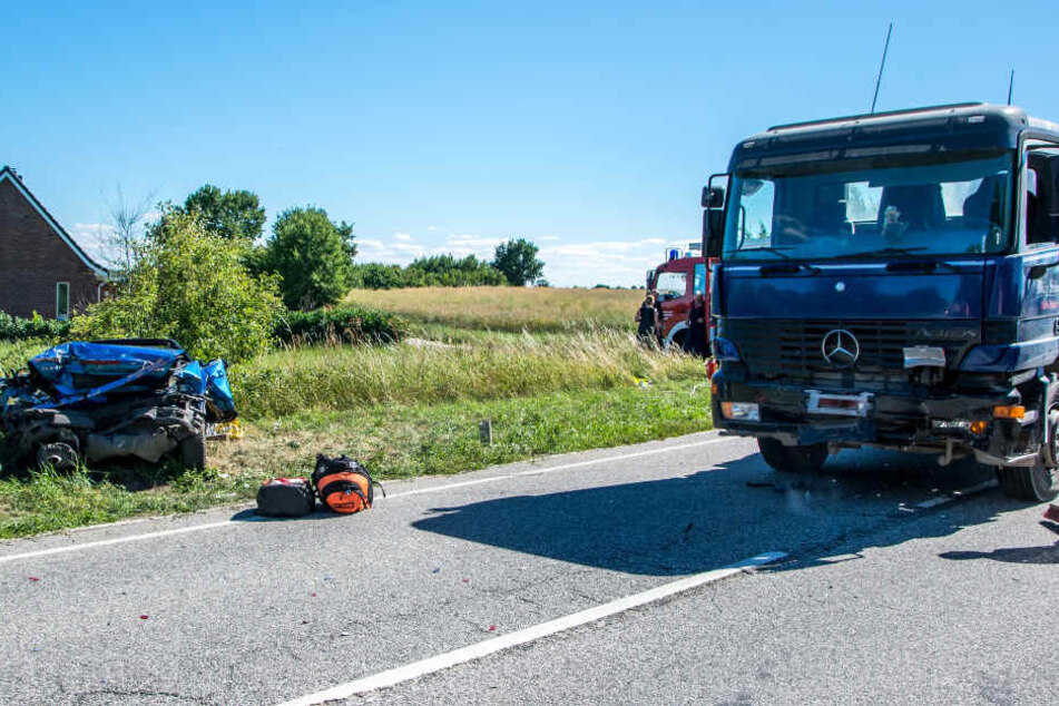 Der Betonmischer rammte das Cabrio aus bisher ungeklärter Ursache.